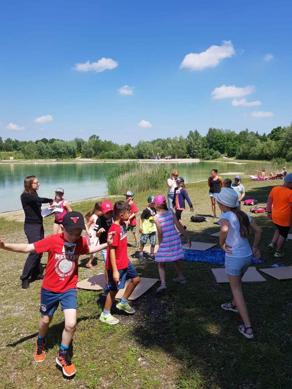 Neben dem Beobachten und dem Zuhören können die Kinder mithilfe von Spielen die Natur besser verstehen lernen